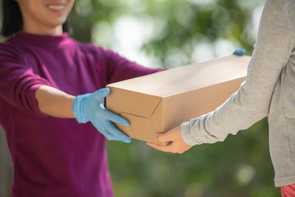 <a href="https://www.freepik.com/free-photo/asian-woman-from-delivery-service-purple-t-shirt-portrait-delivery-man-holds-cardboard-box-package-standing-with-customer-front-door-home-home-delivery-shopping-concept_14779603.htm#fromView=search&page=1&position=16&uuid=8ff17c57-35c8-4e5c-98a6-6c45274f2761">Image by jcomp on Freepik</a>